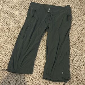 Columbia women’s Size 4 Omni shade sun protection Capri pants   D